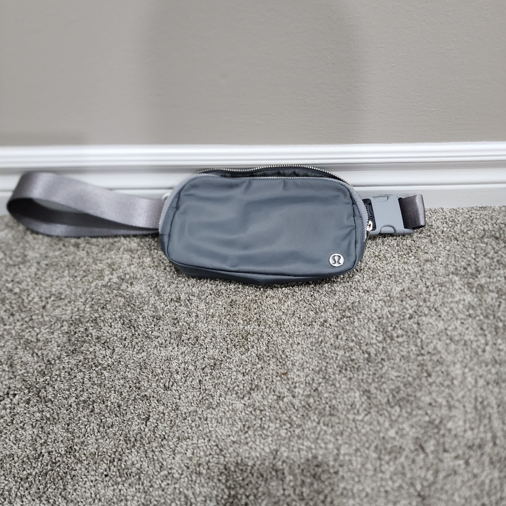 Lululemon Everywhere Belt Bag 1 liter Grey